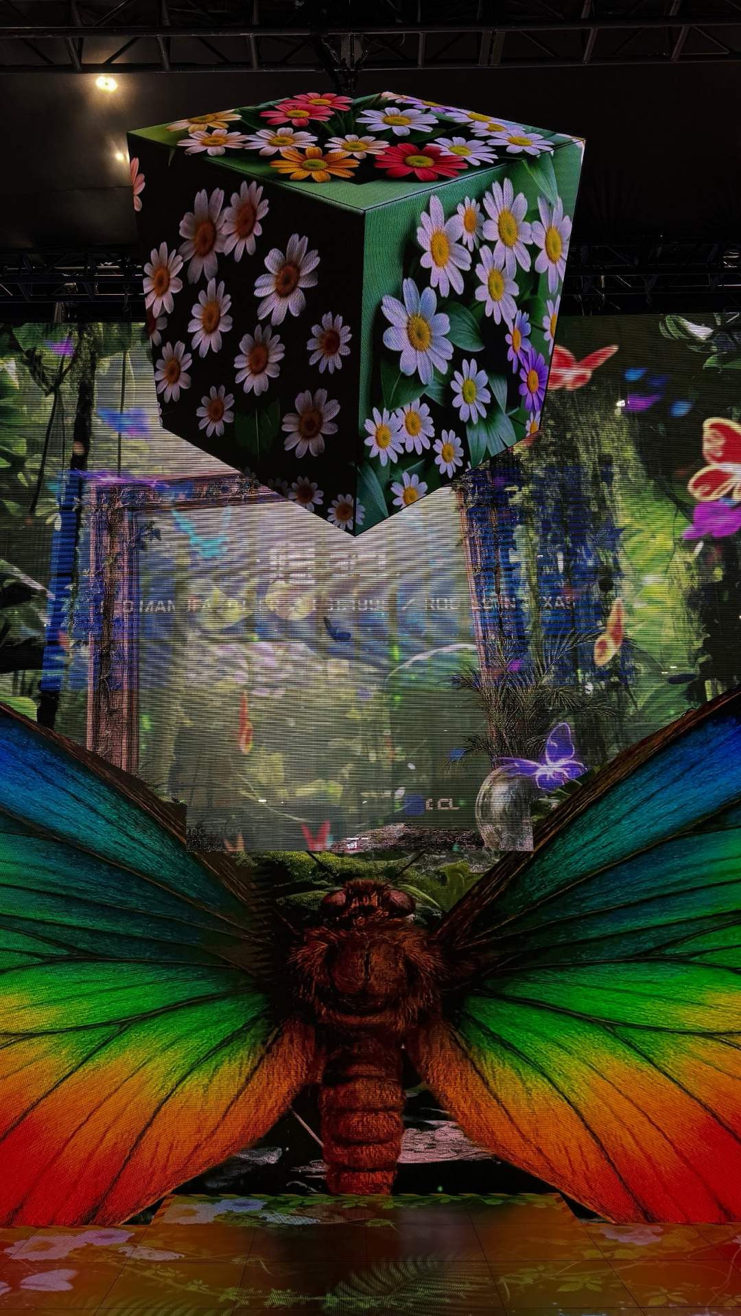 Cubo LED de formato no convencional instalado por Prina en Buenos Aires