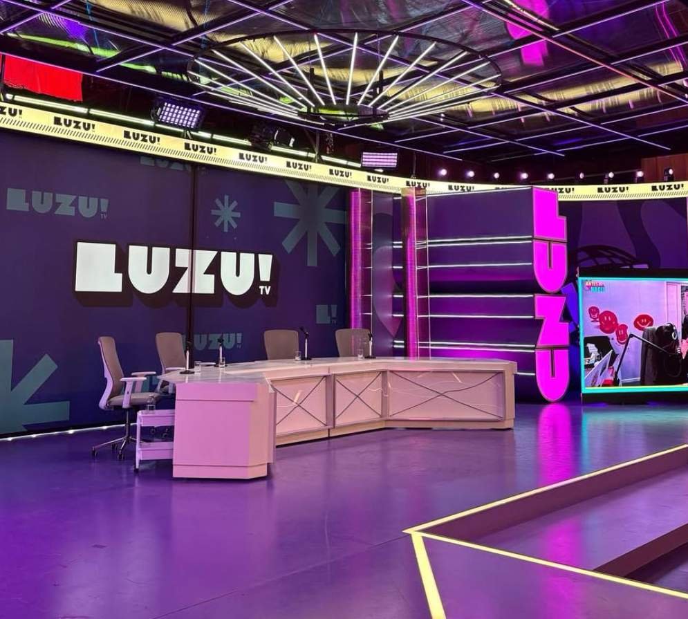 Set de televisión de Luzu TV con pantalla LED de fondo instalada por Prina