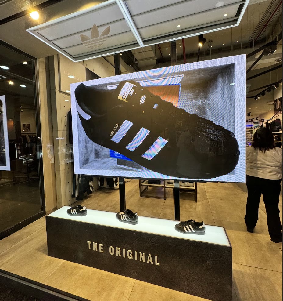 Vidriera Adidas con pantalla LED Prina en la campaña The Original