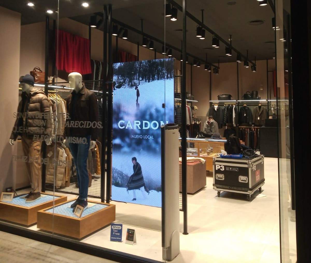 Pantalla LED de vidriera instalada por Prina en una tienda Cardón