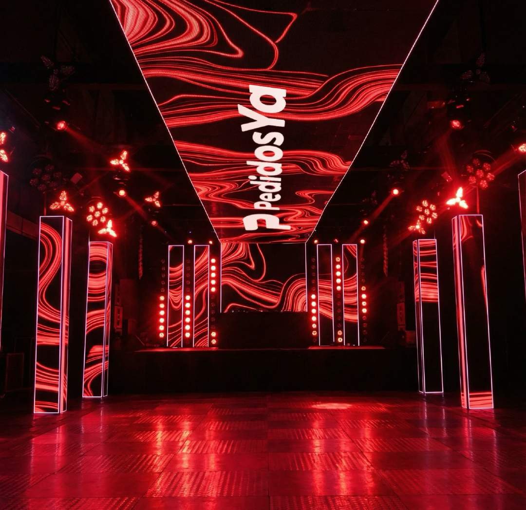 Escenario LED Prina con motion graphics rojos para activación PedidosYa