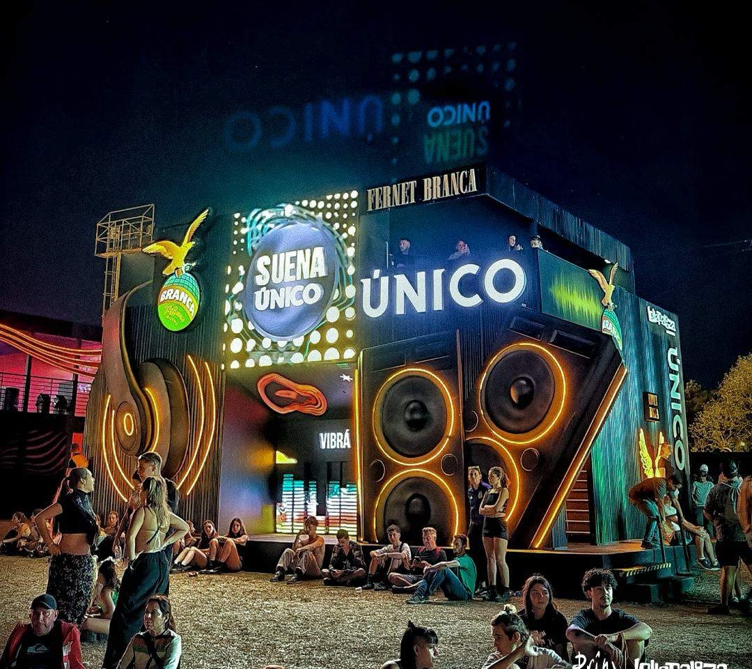 Pantalla LED del espacio Fernet Branca en Lollapalooza Argentina montada por Prina
