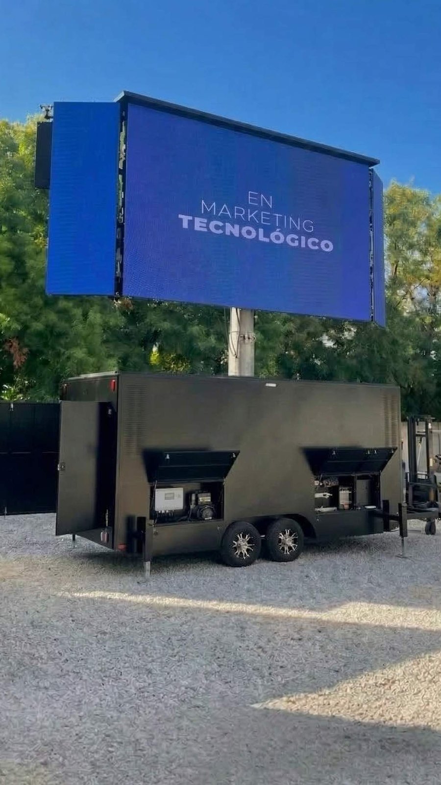 Trailer LED móvil Prina con pantalla outdoor de gran formato sobre vehículo